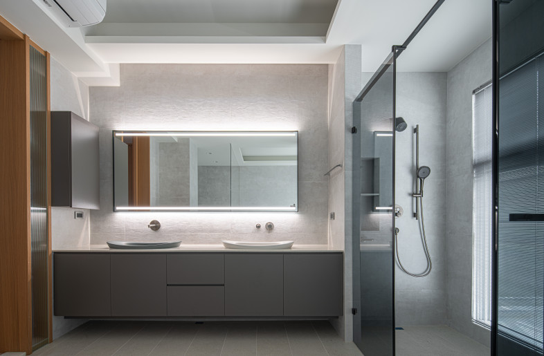 Lighting highlights the textures of the materials in the bathroom. - Dirk Heindoerfer Photography