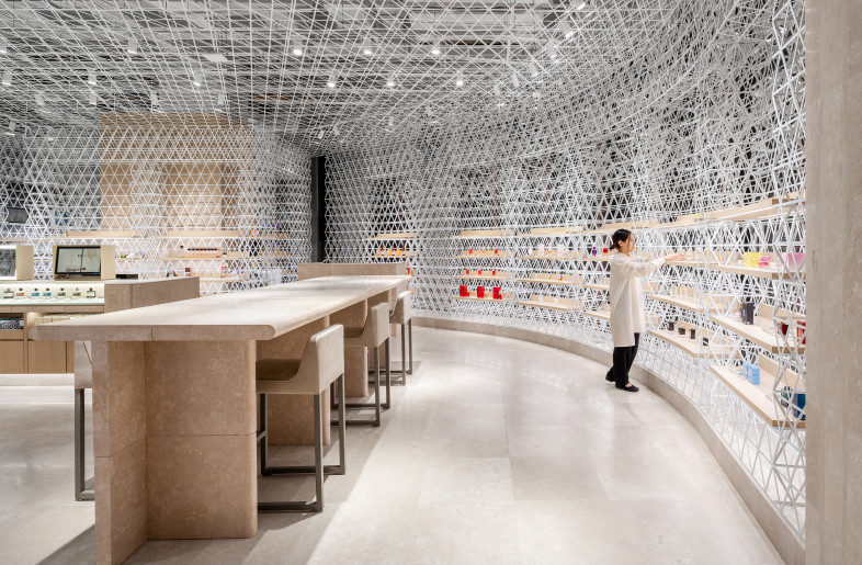 Perfume Area　 The grid pattern works as a display shelf coordinated along with the curve of architecture embracing the customers. - Shanghai Sizhu Photography Ltd.
