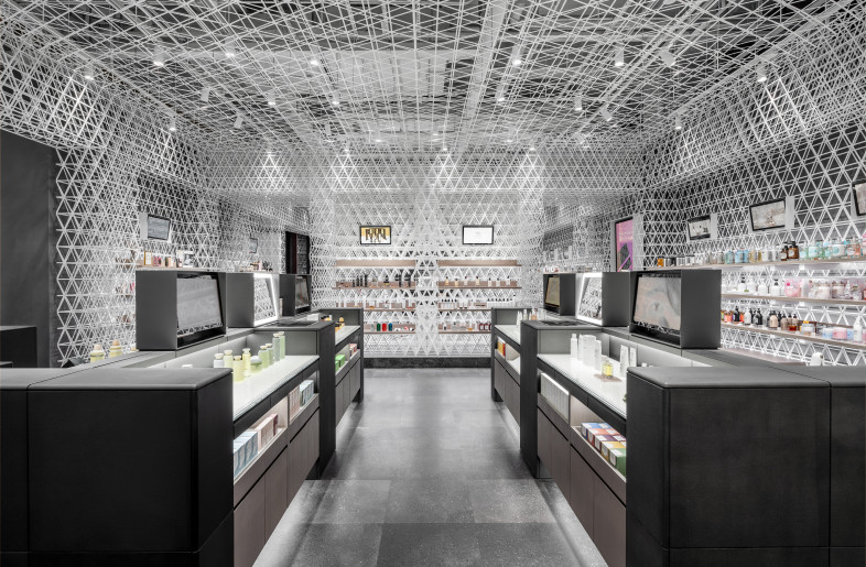 Skincare Area　 While creating a flow line that can traverse the space, tall fixtures are placed that will be eye-catching in places. - Shanghai Sizhu Photography Ltd.