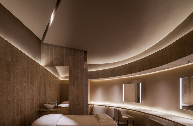 Aesthetic Salon　 A reservation only facial salon is a high-quality relaxing space where lighting plan is orchestrated along with the gentle curve and sloping ceiling. - Shanghai Sizhu Photography Ltd.