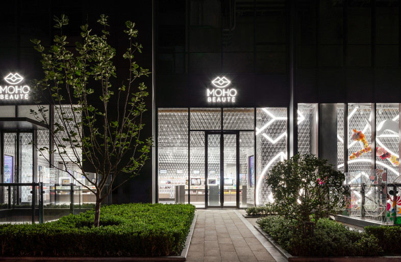 West Facade　 Symbolic lip mark motifs welcome customers while giving views to the interior behind. - Shanghai Sizhu Photography Ltd.