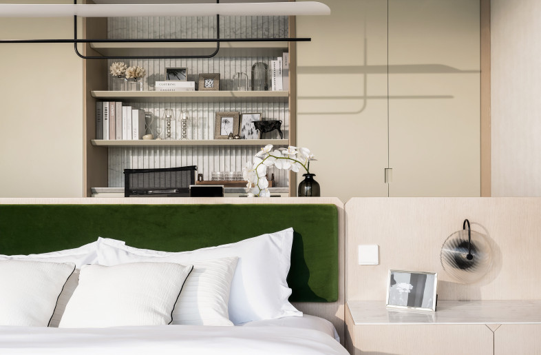 For the master suite, the designer arranged the bed to face towards to ocean, the owners can enjoy the relaxing beach view every morning when they woke up. - Millimeter Interior Design Limited