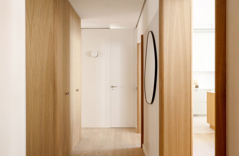 Entrance  hall with oak framed doorways - Carla Capdevila