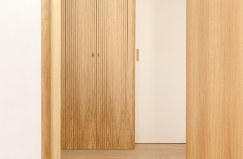 Detail of hallway custom oak carpentry - Carla Capdevila