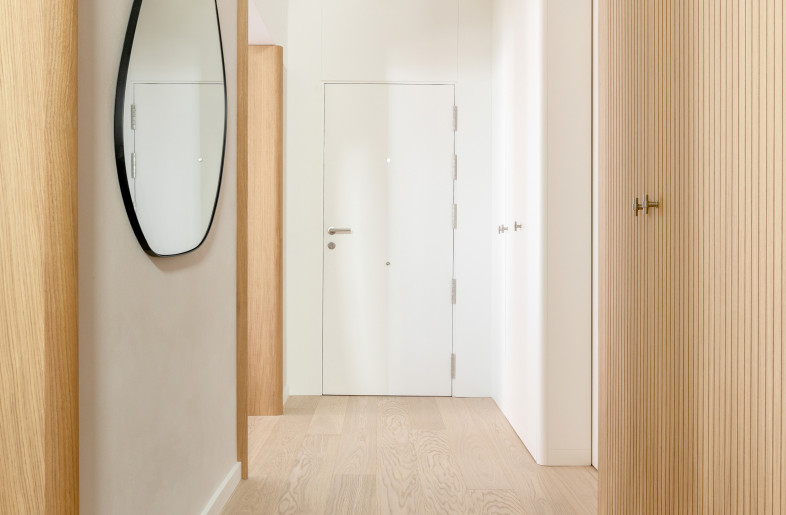 Hallway with panelled front door - Carla Capdevila