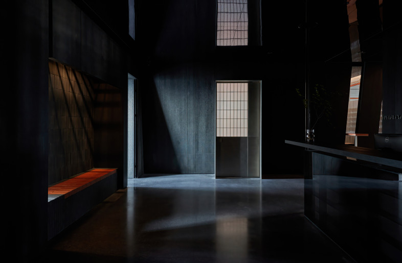 The entrance is invitingly deep with tranquility; its ceiling and facade consist of multiple mirrors, introducing an illusory interplay of the real and the virtual. - SHEN-PHOTO