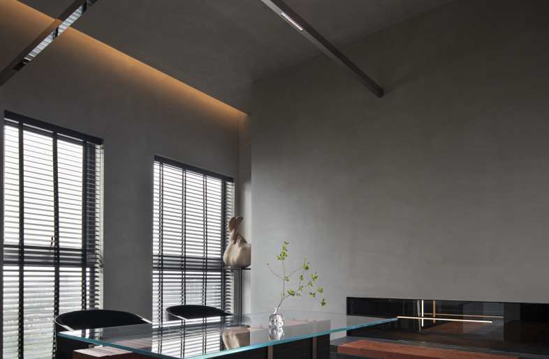 The small meeting room: handmade bricks adorn the waiting area and meeting rooms of different sizes. They traveled from room to room, suffusing the space with the ancient charm of the Minnan Region that no transparent glass could obstruct. - Rongkun Chen