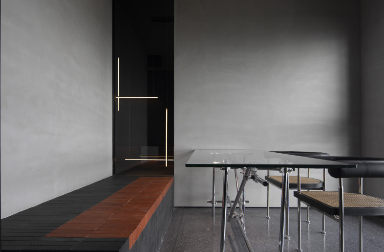 The small meeting room: handmade bricks adorn the waiting area and meeting rooms of different sizes. They traveled from room to room, suffusing the space with the ancient charm of the Minnan Region that no transparent glass could obstruct. - Rongkun Chen