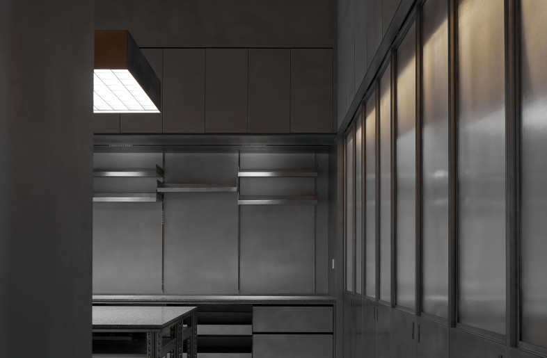 The material room continues the industrial texture with frosted galvanized sheets, featuring tidiness and order. Experimenting with innovative ideas, the central area becomes an "operating table" for design, on which top lights cascade and hence draw one into a pure state of mind. - SHEN-PHOTO