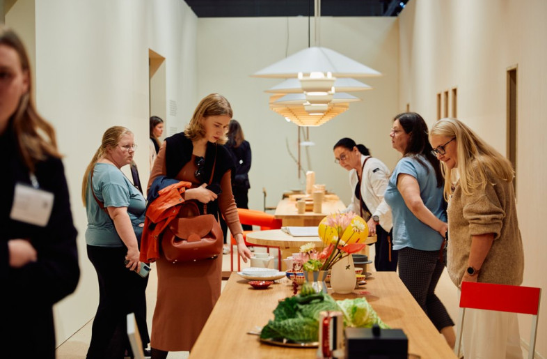 In one of the rooms several long tables lined up showed products like dishware and vases, setting the scene of a kitchen or dining room. - Eeva Suutari
