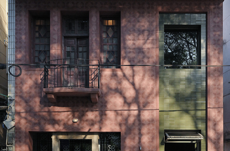 The exterior facade is redesigned to integrate the traditional Minnan architectural style. Green tiles pile on red bricks in a modern planar composition, signifying the past and present seamlessly piling one above the other in reconstruction. - Xiaodong Xu
