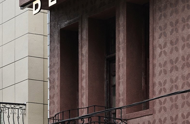 The exterior facade is redesigned to integrate the traditional Minnan architectural style. Green tiles pile on red bricks in a modern planar composition, signifying the past and present seamlessly piling one above the other in reconstruction. - Xiaodong Xu