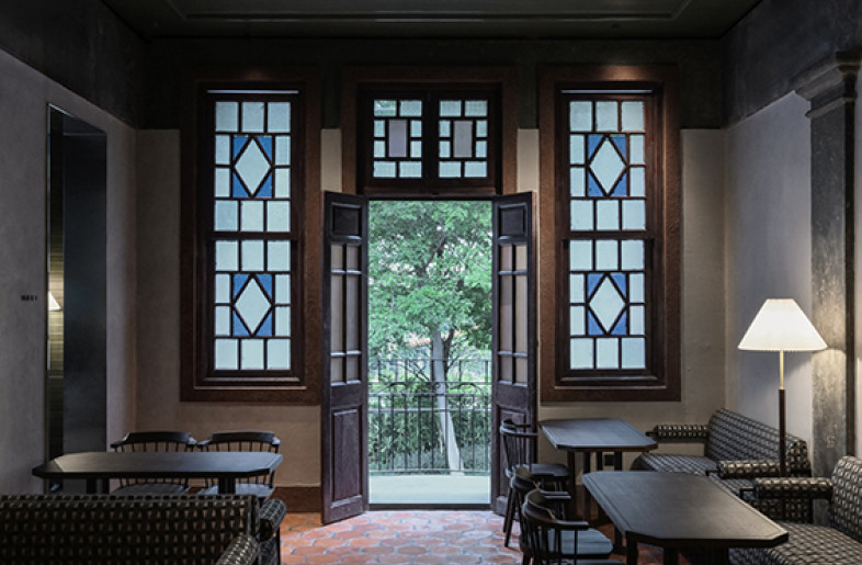 A European-patterned lacquered wooden panel is embedded in the second-floor ceiling to preserve the original stained-glass windows, enriching the eternal depth of this traditional Minnan residence. - Xiaodong Xu