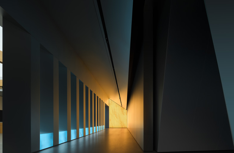 In this deliberately extended corridor, light and shadow, sequence, and scale cut a path in the building, which not only connects the physical space, but also connects the enterprise's history and entrepreneurial spirit, constituting a dialogue between reality and aesthetics. - Corridor