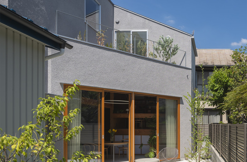 Approach・Exterior appearance from southeast.The elevation viewed from the road is set at a 50-degree angle to the road to welcome visitors, based on a study conducted through fixed-point observation using BIM data program. - Shinkenchiku-Sha Co., Ltd.