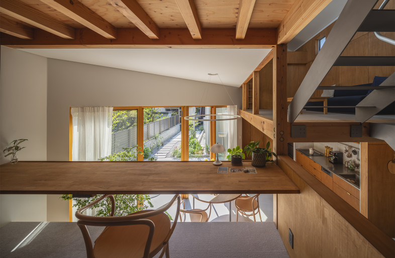 Study room designed to feel being in the town, offering outside views toward the road through 'Sankaku Common’ - Shinkenchiku-Sha Co., Ltd.