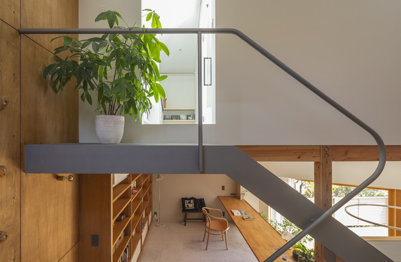 Vertical flow line connecting the skipped floors. Allowing the residents to choose the place most suitable for their changing mood at any given time. - Shinkenchiku-Sha Co., Ltd.