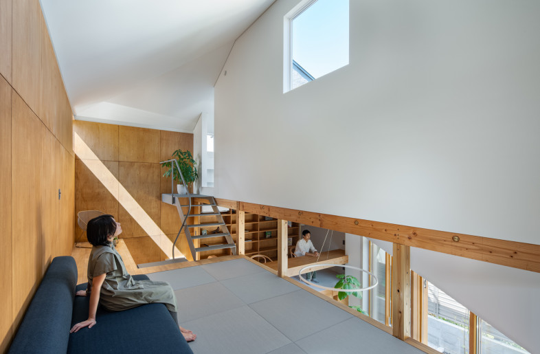 Varieties of small spaces with diverse light environments and senses of connection to the town are created across the seamless interior of the residence , allowing the residents to choose the place most suitable for their changing mood at any given time. - ToLoLo studio