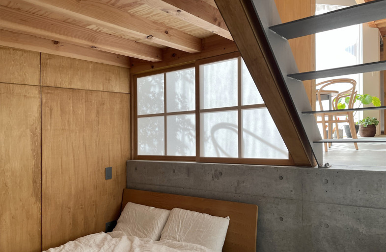 Bedroom with a sense of enclosure, located in the semi-basement.  ‘Sankaku Common’, facing east, captures morning sunlight into the bedroom. - Yoshiko Nakayama