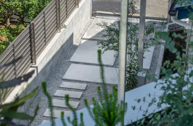 The approach is equipped with a power supply to utilize various assembly events, such as small marché (temporary outdoor markets) and garden parties, seamlessly extending into the dining room if necessary. - ToLoLo studio