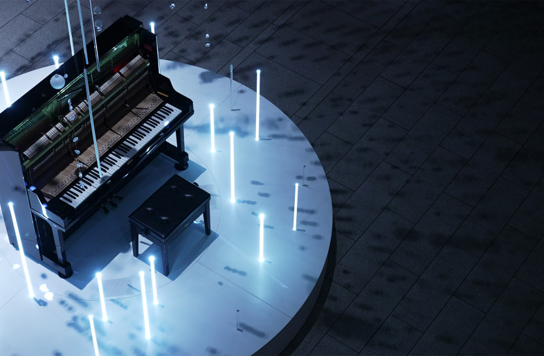 An automatically playing piano and rod-shaped objects installed on the stage. - WOW