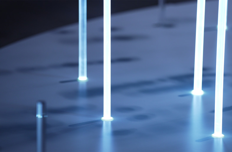 Rod-shaped objects installed on the stage that flash on and off. - WOW