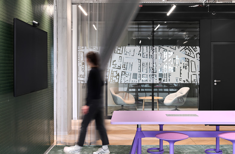 Standing: Six different types of meeting rooms are available for users. - Philip Kottlorz