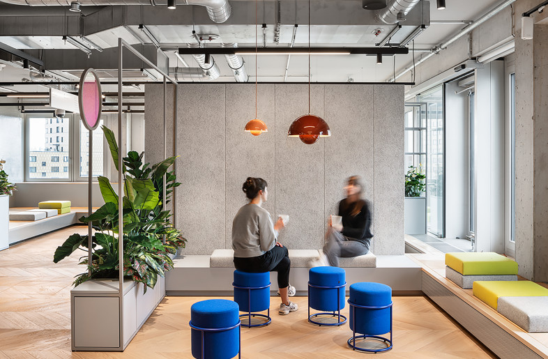 Flexible sitting options promote spontaneous communication in the work café. - Philip Kottlorz