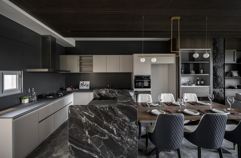 The living spaces with darker aesthetics foster a sense of refinement. FENIX panels are installed on the kitchen walls for its fireproof and nontoxic qualities, as well as the materials’ ease of maintenance. - More-studio