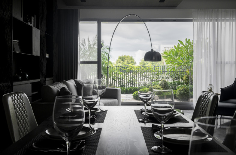 The balcony on the provides generous fresh air. The vegetation increases privacy and blocks out harmful particles. - More-studio