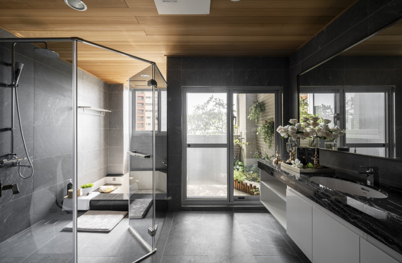 The bathroom is turned into a serene hot spring in nature by the landscaping outside, the hinoki wood ceiling gives off natural aroma. - More-studio