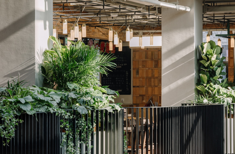 The ground floor perimeter is home to smaller stalls while larger fixed restaurants are located on the first floor. - Wen Studio