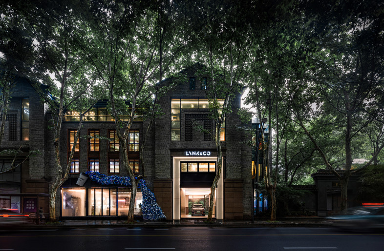 The showroom extends over an entire building on 4 floors and is located in an urban location. - Wei Li
