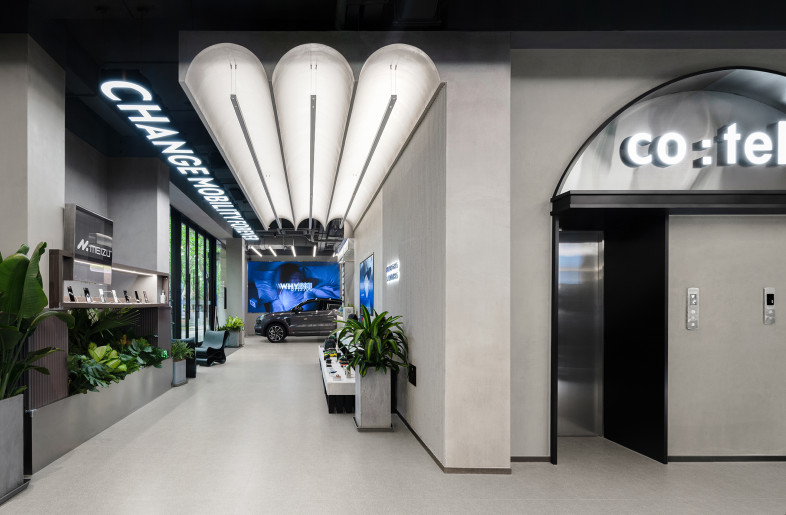 "change mobility forever" is written in illuminated letters on the ceiling of the entrance hall, a clear statement of the mission of Lynk & Co. - Wei Li