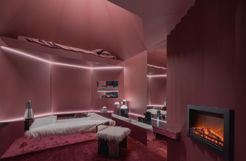Once inside the bunker, the visitor discovers a minimalist space where the living and resting area stands out, presided over by a large sofa with a floating bunk above it. - Javier de Paz García