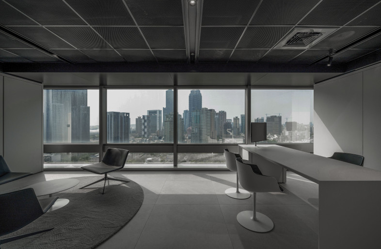 The director's office with a broad view outside the glass window. - AR HER KUO PHOTOGRAPHY STUDIO