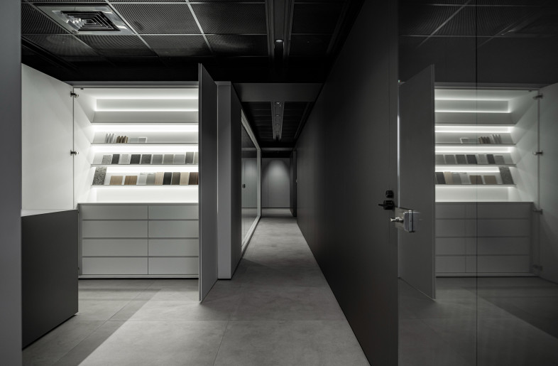The antimicrobial panels and door panels with iron pipes inside are employed to ensure stability and sustainability. - AR HER KUO PHOTOGRAPHY STUDIO