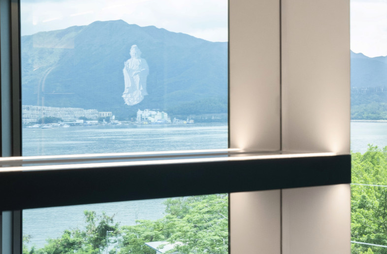 With the magic of mirrors, skillfully positioned at each end of the bay windows on both floors, the sea view and statue of mother goddess Kwun Yum on the hills beyond were seamlessly brought into the home, evoking serene emotional impact that leaves the owner delighted. - Clifton Leung Design Workshop