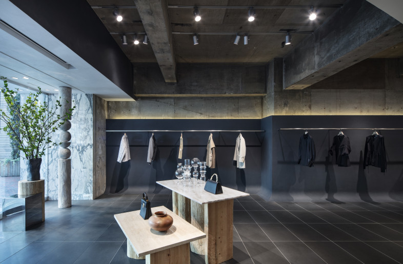 The exposed building structures illuminated by indirect lighting - KENTA HASEGAWA