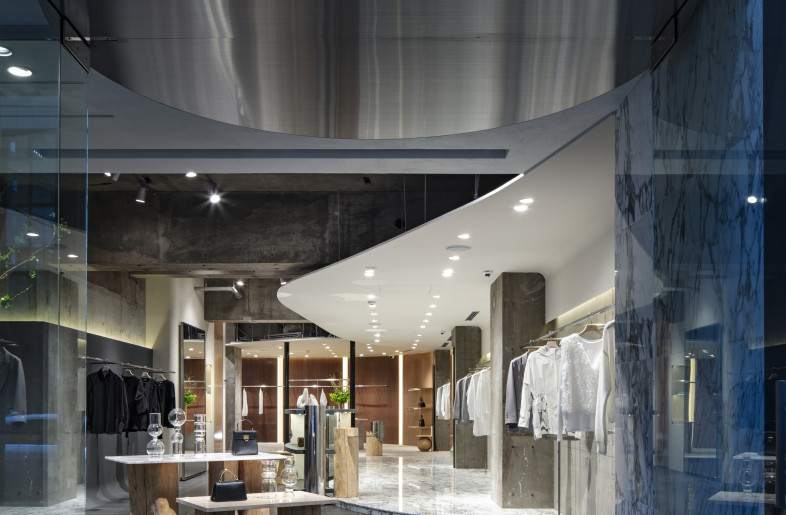The contrast between exposed and finished interior - KENTA HASEGAWA