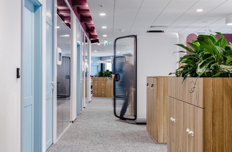 Spacious circulation routes and an abundance of meeting spaces, focus areas, and private booths enhances comfort and versatility, catering to the varied requirements of different teams. - Adam Grzesik