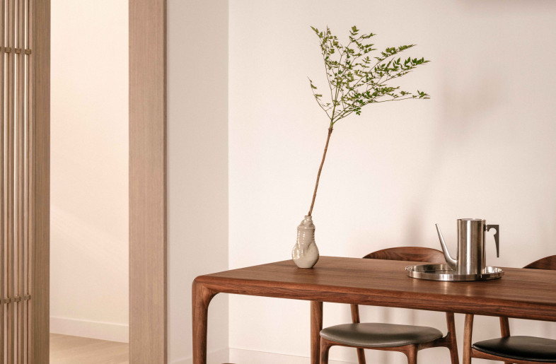 . Large Japanese-style sliding doors, characterized by clean lines and understated elegance, delicately separate spaces while keeping the flow of the apartment very fluid and infuse a touch of traditional charm. - Common Studio