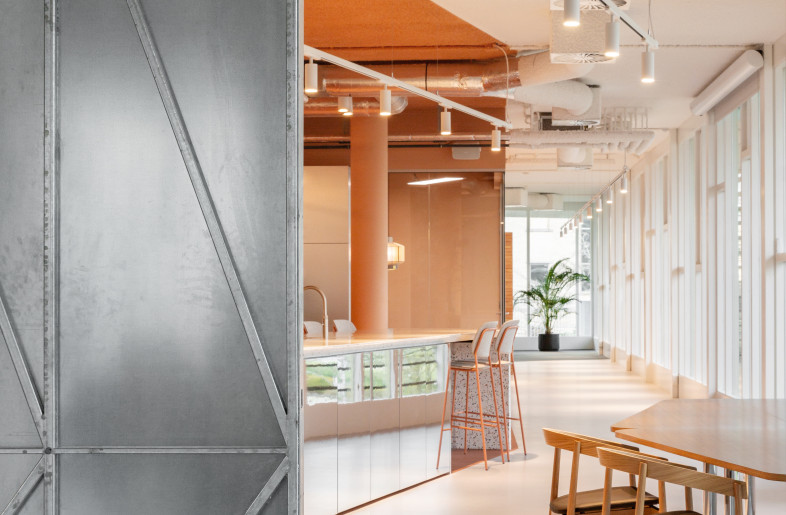 Layout is based on a central square with a walkway around the office. - Giovanni Nardi