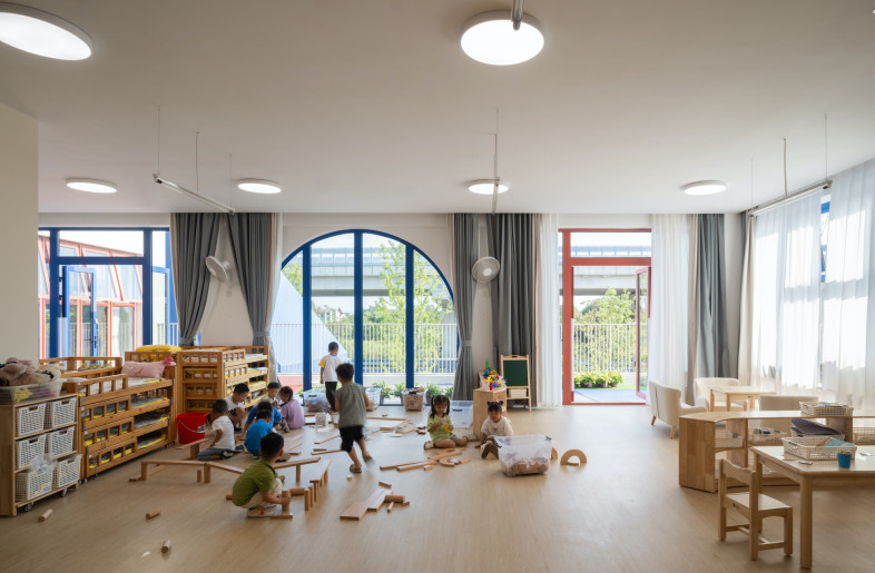 The building adapted to the plot and the surroundings, to create an optimal environment for the kid’s wellbeing and their creative explorations. - Chill Shine