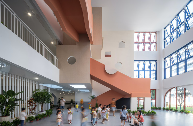Facing south, all classrooms receive ample natural light, and a bright double-height common space is formed on the ground floor. - Chill Shine