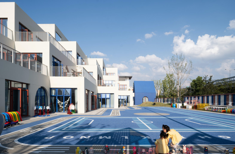 ocated in Hangzhou’s Liangzhou area, and occupying a narrow plot next to a retail street, the building strategically consisted of layered blocks to ensure adequate playground area inside each classroom and outside. - Chill Shine
