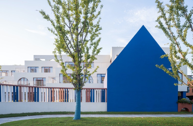 The simple color palette allows the children’s imagination to be explored freely and enriches the spatial experience with the architecture serving as a mere backdrop. - Chill Shine