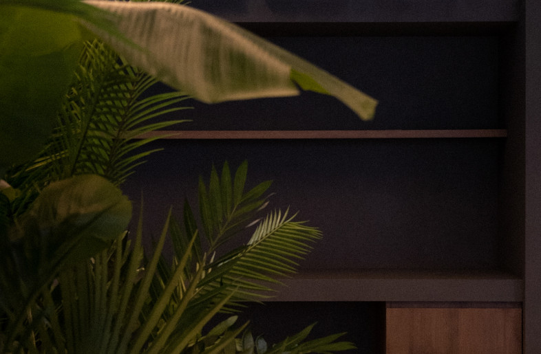 An office coffee shop is the perfect opportunity to introduce a more relaxed design. It’s a space where you can experiment with different moods and atmospheres, taking the Japandi style a step further and transforming it into a fully Japanese-inspired coffee corner. - FLORE DE WACHTER