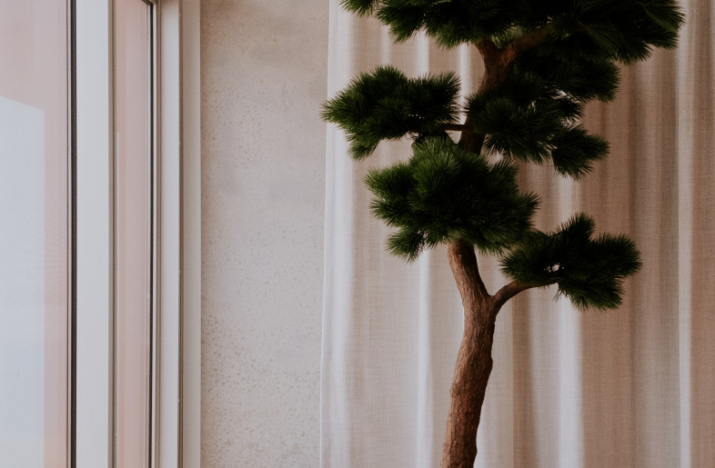 Sightlines are key in an office. When you are for a split second not engaged on your screen, you still want to be visually triggered and inspired without naturally resorting to social media and being distracted for longer periods of time. Multiple visual dimensions help with that. - FLORE DE WACHTER