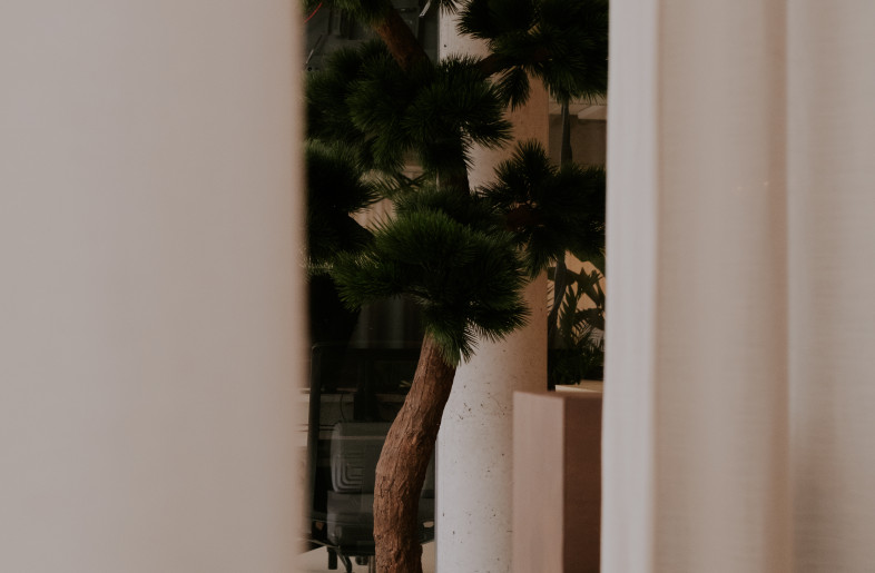 Sightlines are key in an office. When you are for a split second not engaged on your screen, you still want to be visually triggered and inspired without naturally resorting to social media and being distracted for longer periods of time. Multiple visual dimensions help with that. - FLORE DE WACHTER